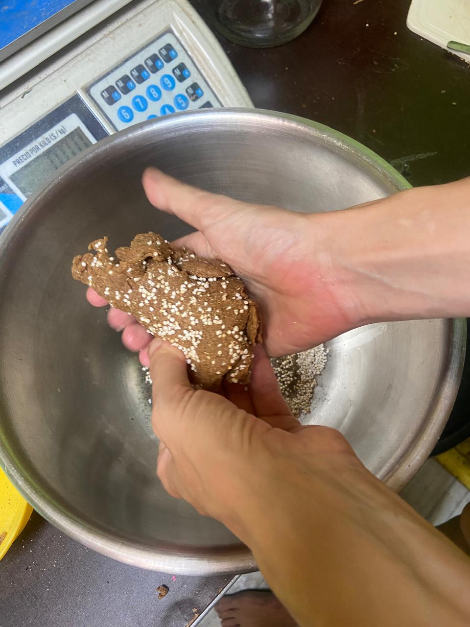 Manos preparando alimentos con amaranto, simbolizando la abundancia ancestral.