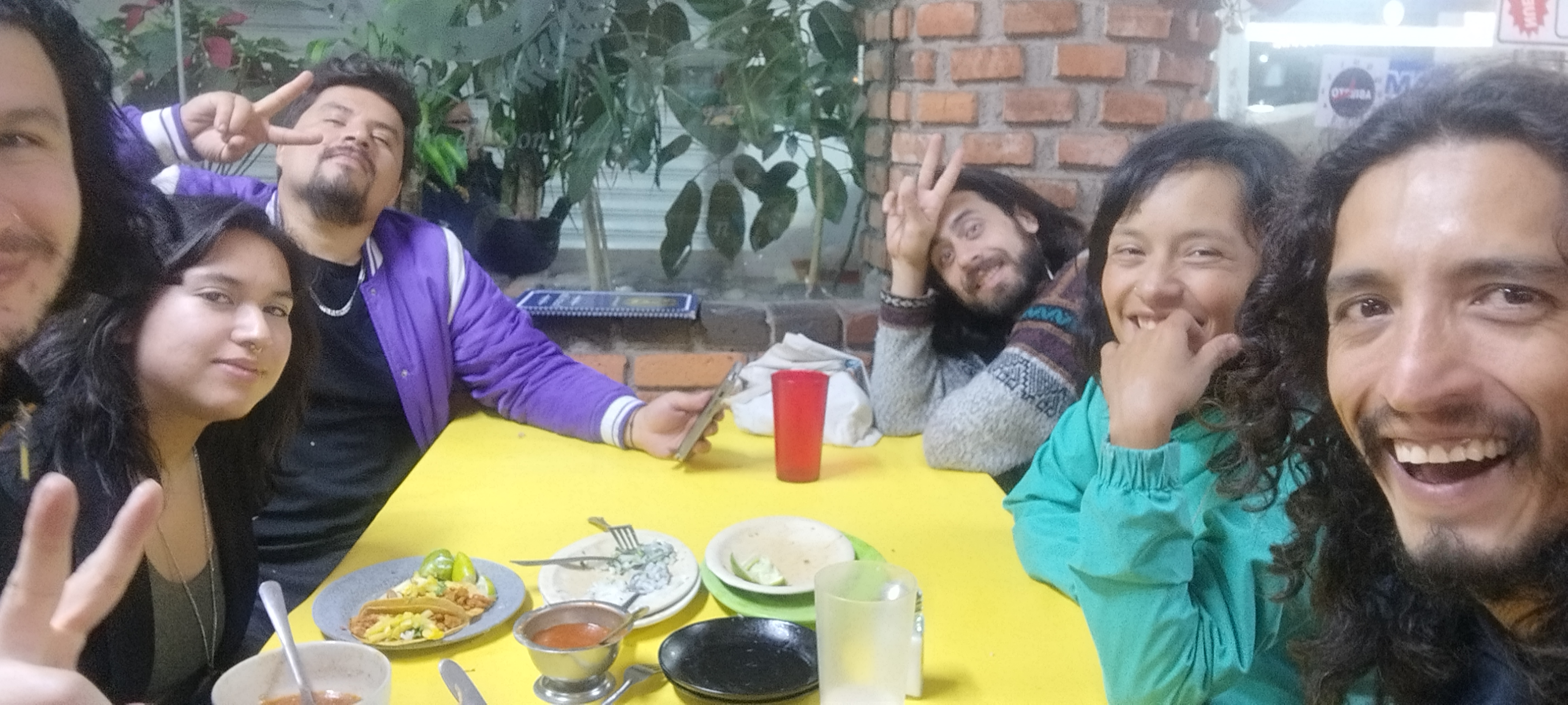 Comunidad de La Misión Amaranto compartiendo y celebrando.